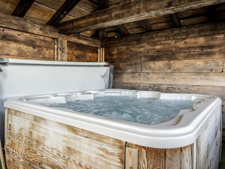 Chalet du Cocoon Pierra Menta 1 with sauna and shared outdoor hot tub