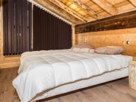 Chalet Les Bucherons with outdoor hot tub-24