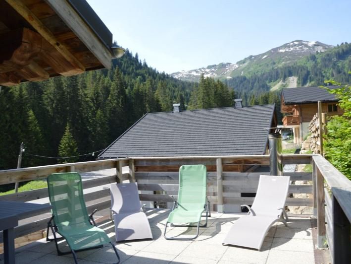 Chalet Les Bucherons with outdoor hot tub
