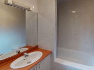 Chalet Le Clos du Pré with a family room-16
