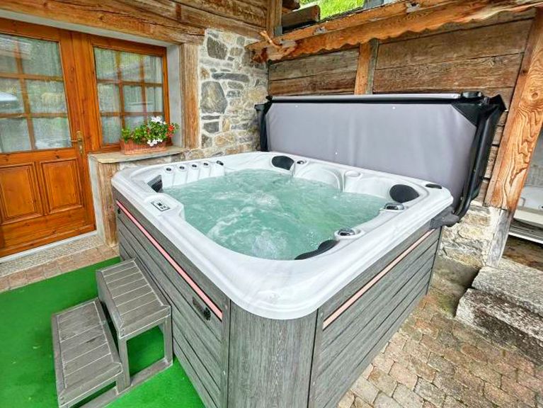 Chalet Petit Châtel with outdoor whirlpool