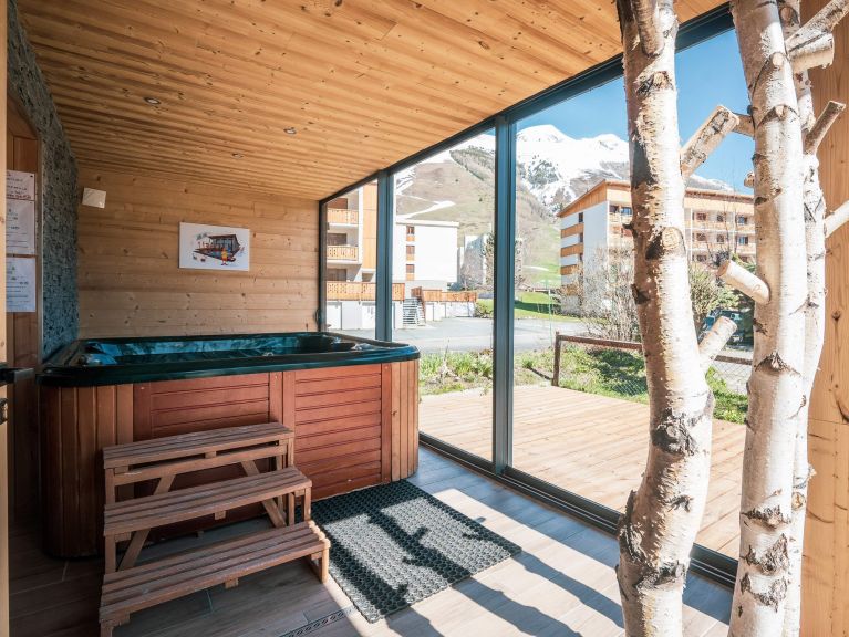 Chalet Sabot de Venus with outdoor hot tub