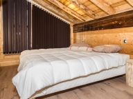 Chalet Les Bucherons with outdoor hot tub-27