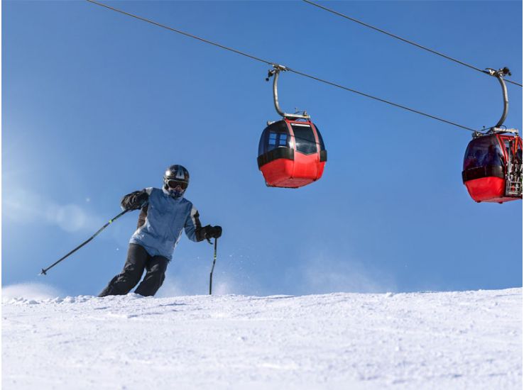 Skier cabine lift