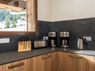 Chalet Les Bucherons with outdoor hot tub-9