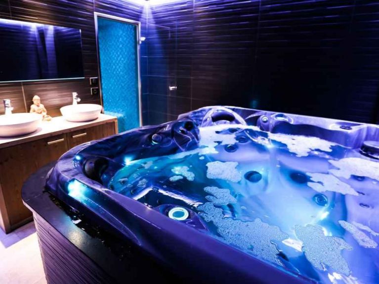 Chalet le Mas des Neiges with whirlpool and hammam