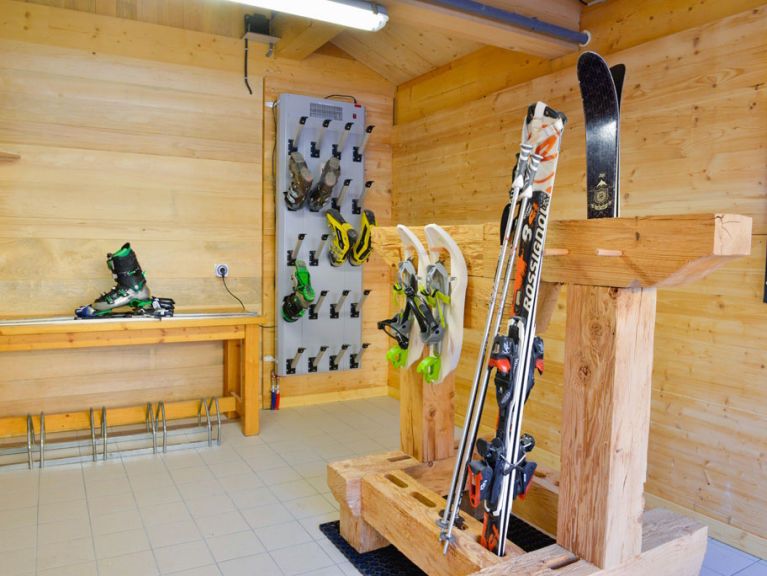 Chalet Les Frasses with private sauna and outdoor whirlpool