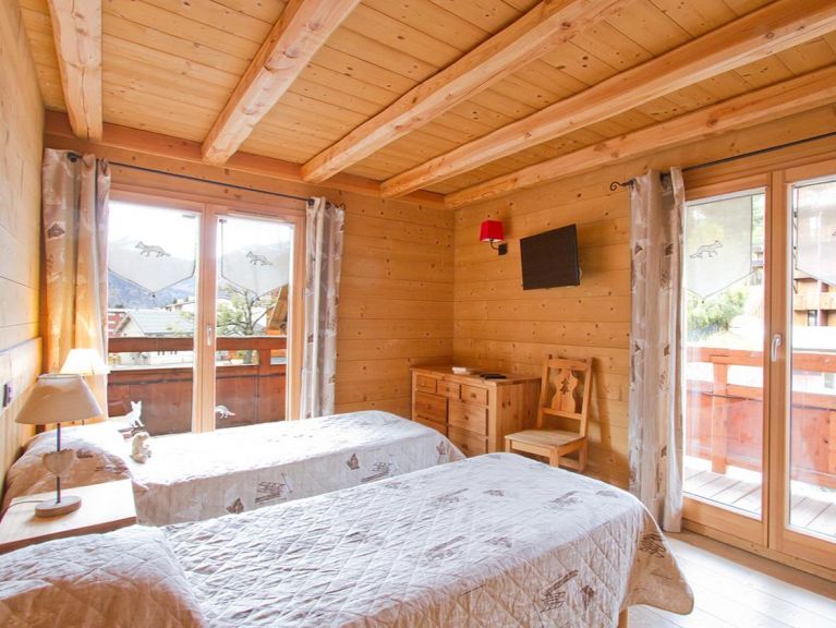 Chalet Le Renard Lodge with private pool and sauna