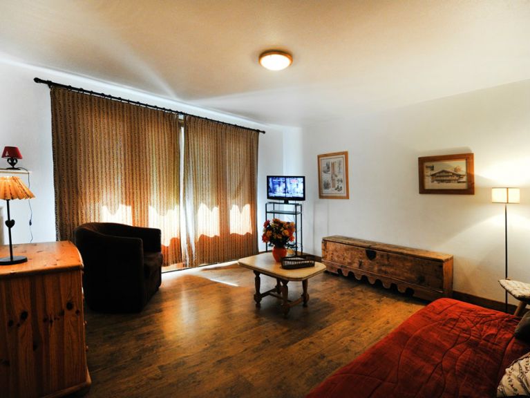 Chalet-apartment Le Genepi combination 4 + 6-8 person apartment