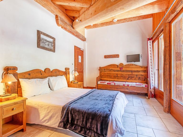 Chalet Père Marie with outdoor whirlpool and sauna