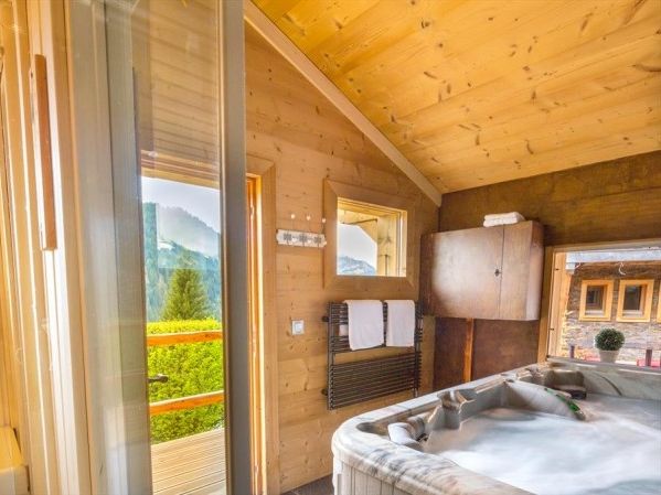 Chalet Le Joyau des Neiges with sauna and whirlpool