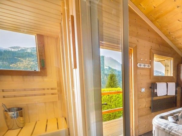 Chalet Le Joyau des Neiges with sauna and whirlpool