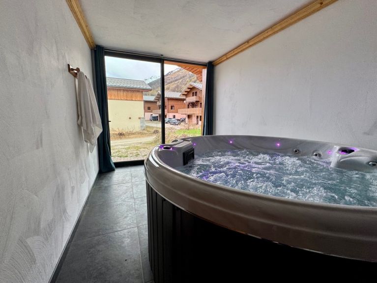 Chalet Lacuzon with private sauna
