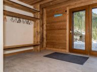 Chalet Les Bucherons with outdoor hot tub-30