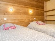 Chalet Les Bucherons with outdoor hot tub-13