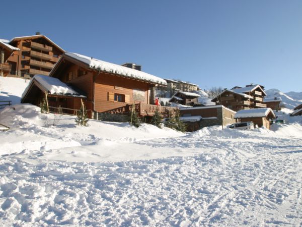 Chalet Le Hameau des Marmottes with family room and sauna