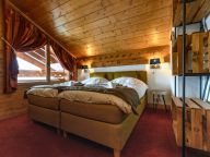 Chalet Le Hameau des Marmottes with family room and sauna-32