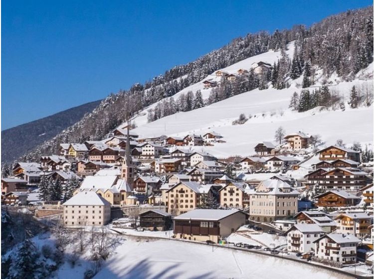 Ski village Cosy, traditional and sunny winter sport village with a beautiful view-1