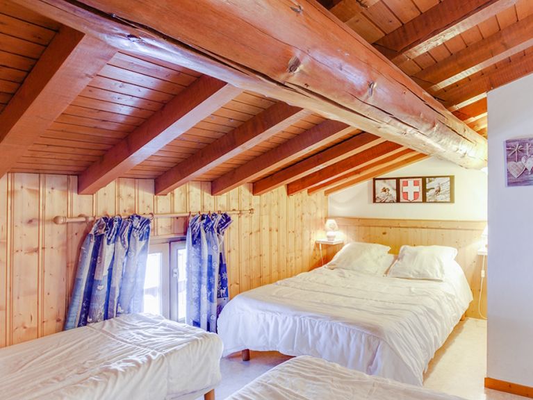 Chalet Les Gentianes with private sauna
