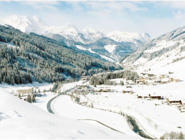 Ski village Well-visited ski village with lots of lively aprés-ski bars-3