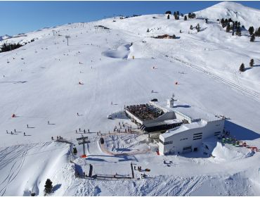 Ski village Well-visited winter sport village with lots of lively aprés-ski bars-4