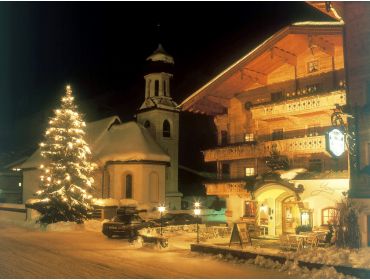 Ski village Well-visited winter sport village with lots of lively aprés-ski bars-9