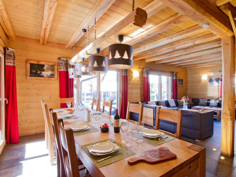 Chalet Le Renard Lodge with private pool and sauna