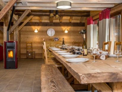 Chalet Les Bucherons with outdoor hot tub-1