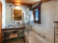 Chalet Le Hameau des Marmottes with family room and sauna-37
