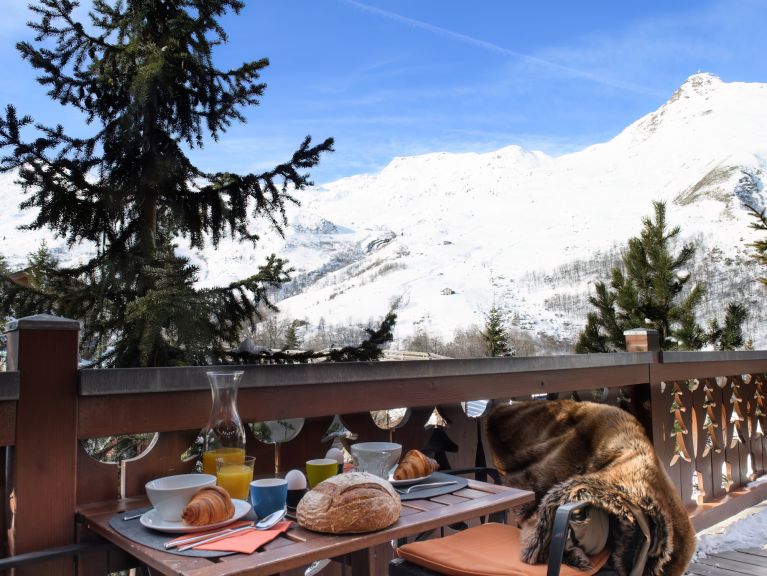Chalet Le Hameau des Marmottes with family room and sauna