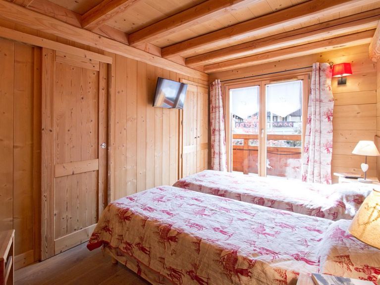 Chalet Le Loup Lodge with private pool and sauna