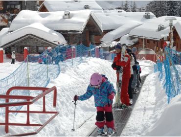 Ski village Child-friendly ski area with clear and orderly ski slopes-4