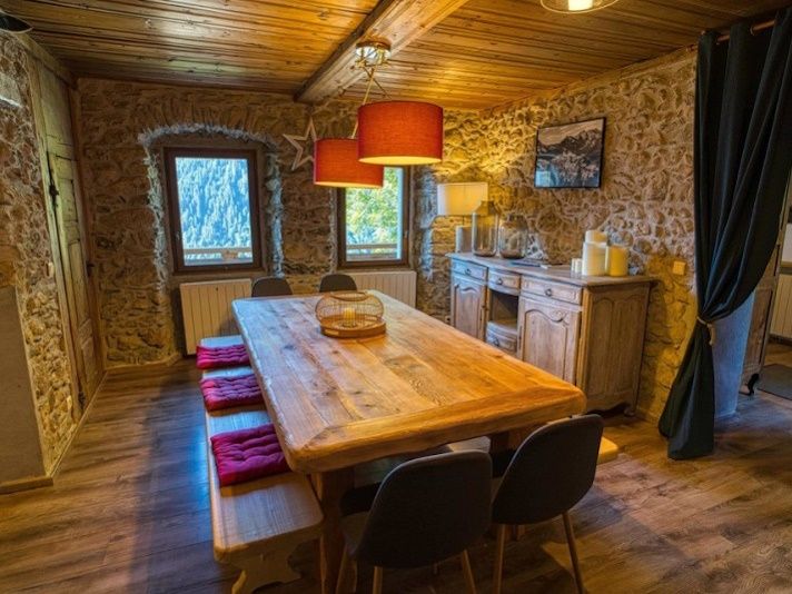 Chalet Les Oisillons with outdoor sauna