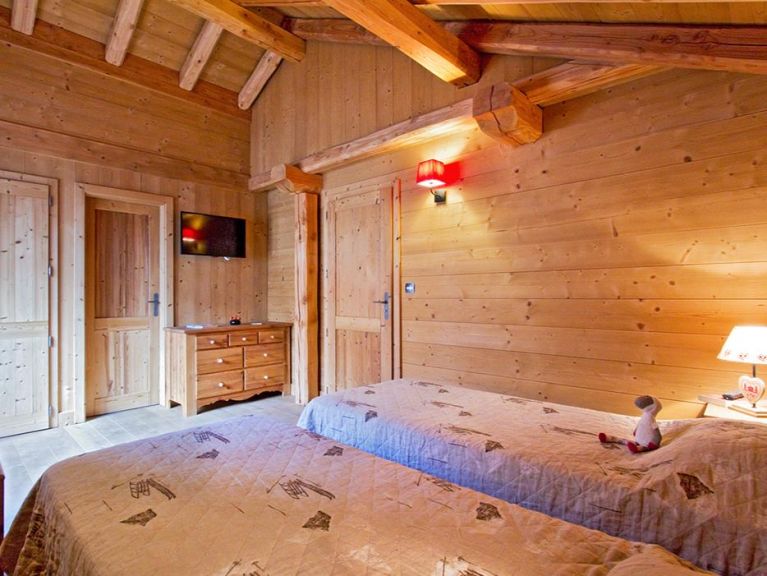 Chalet Le Loup Lodge with private pool and sauna