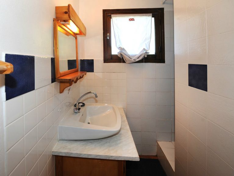 Chalet-apartment Le Genepi combination 4 + 6-8 person apartment