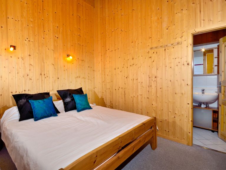 Chalet Les Etoiles with sauna and outside whirlpool