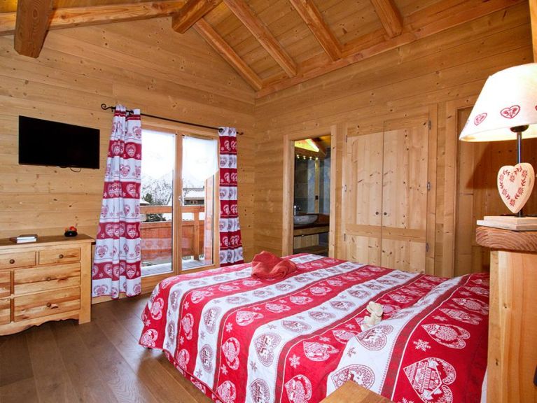 Chalet Le Prestige Lodge with a private swimming pool