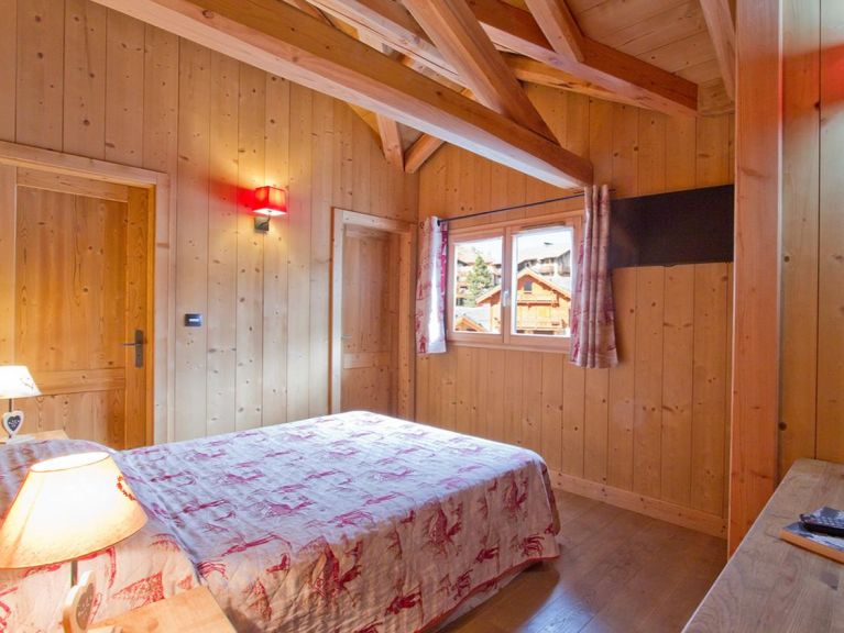 Chalet Le Renard Lodge with private pool and sauna