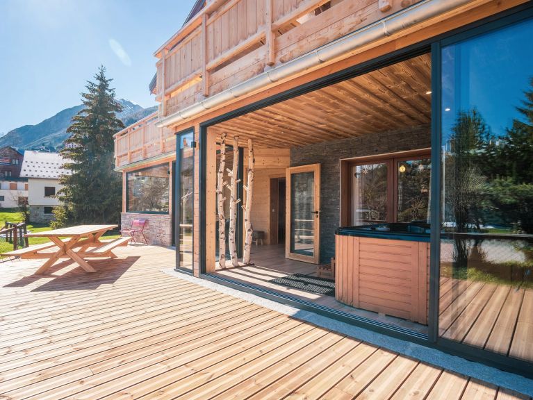 Chalet Sabot de Venus with outdoor hot tub