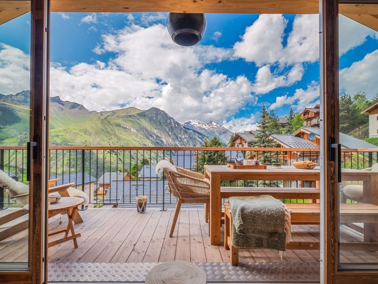 Chalet Le Duc Blanc with outdoor hot tub