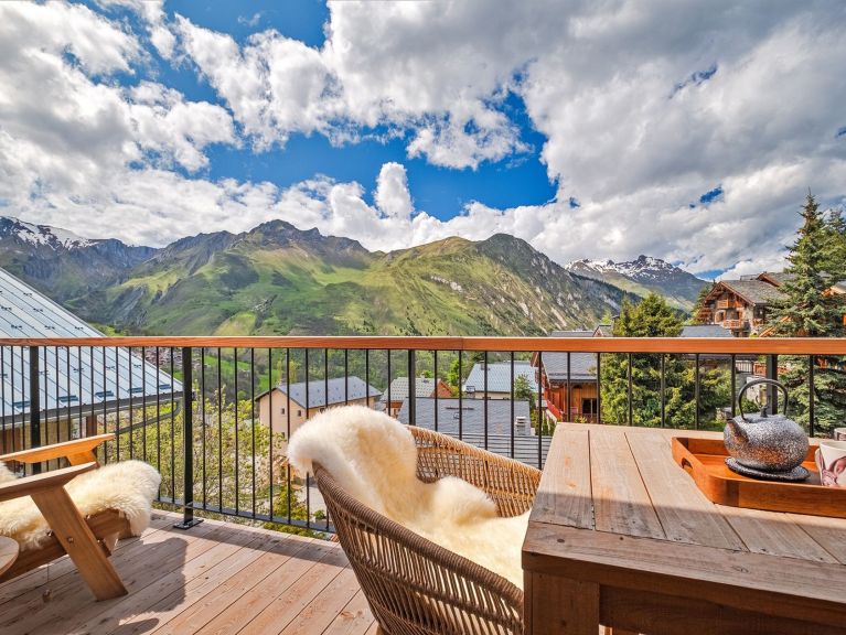 Chalet Le Duc Blanc with outdoor hot tub