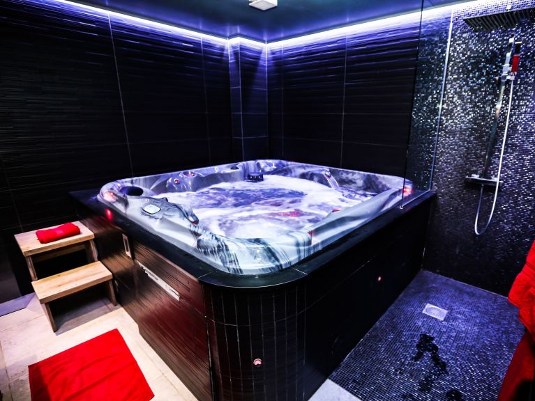 Chalet le Mas des Neiges with whirlpool and hammam
