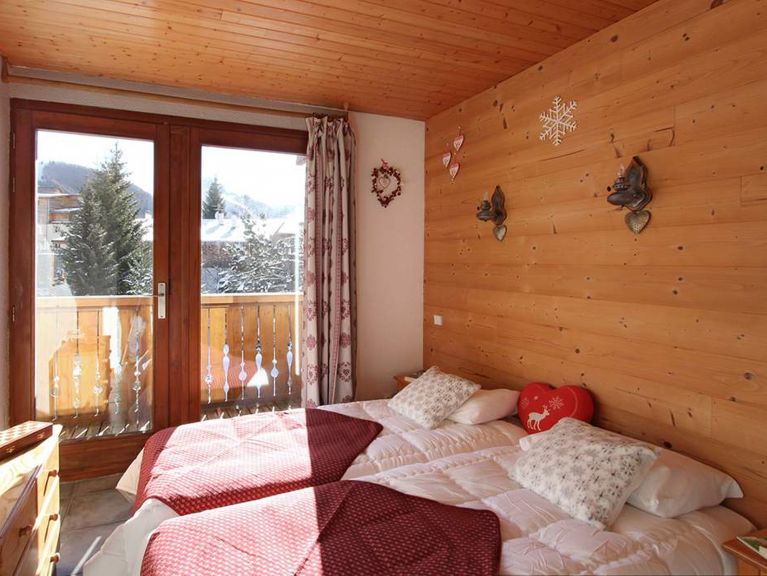 Chalet Sabot de Venus with outdoor hot tub