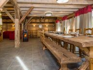 Chalet Les Bucherons with outdoor hot tub-5