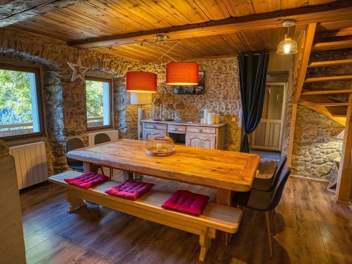 Chalet Les Oisillons with outdoor sauna