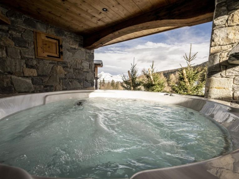 Chalet du Cocoon Mont-Blanc with outdoor hot tub