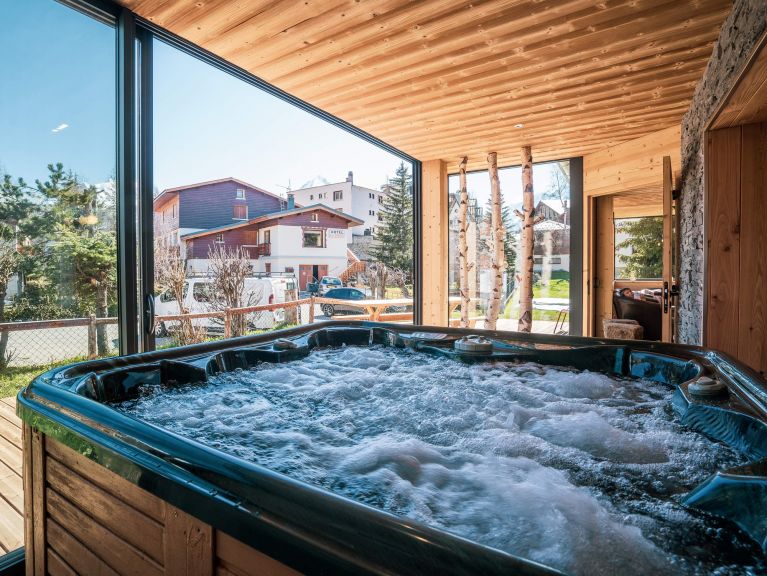Chalet Sabot de Venus with outdoor hot tub