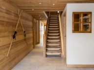 Chalet Les Bucherons with outdoor hot tub-11