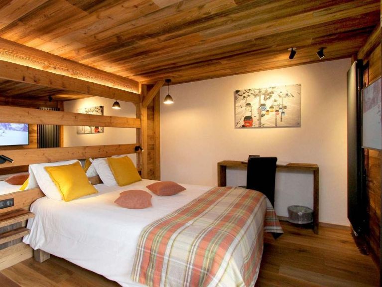 Chalet Prestige l'Atelier with sauna and outdoor whirlpool