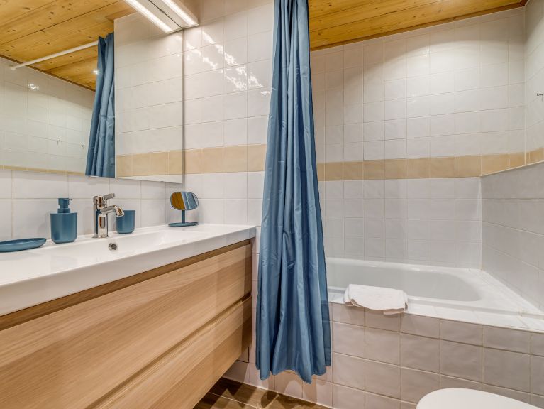 Chalet Zanskar with outdoor whirlpool